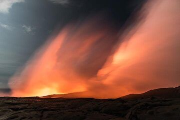 Orange steam plume (Photo: Tom Pfeiffer)