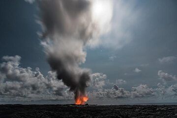 Weitwinkelaufnahme der Dampfwolke, die aus dem Meereseingang aufsteigt, mit dem hellen Mond darüber. (Photo: Tom Pfeiffer)