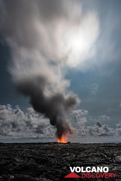 Steam plume from the Kamokuna ocean entry during full moon. (Photo: Tom Pfeiffer)