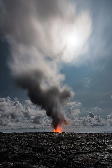 Steam plume from the Kamokuna ocean entry during full moon. (Photo: Tom Pfeiffer)
