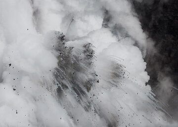 Der im Dampf verborgene Feuerlöschschlauch ergießt ständig große Mengen heißer Lava direkt ins Meer. (Photo: Tom Pfeiffer)