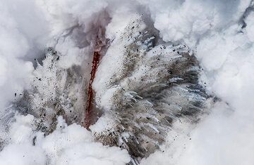 Le tuyau de lave sort du tube de lave exposé dans la falaise supérieure, puis tombe librement dans une arche abrupte et incurvée à environ 15 mètres de profondeur dans l'océan. (Photo: Tom Pfeiffer)