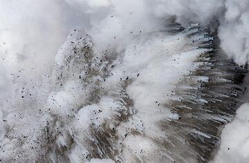 Explosion of white steam (Photo: Tom Pfeiffer)
