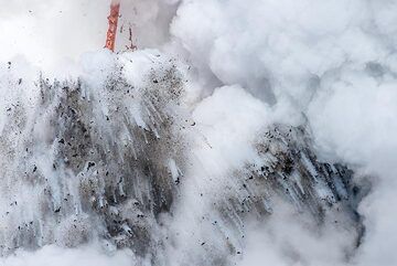 La maggior parte di questo materiale contribuisce alla nuova sabbia nera che si forma qui e si accumula sul versante sottomarino dell'isola. (Photo: Tom Pfeiffer)