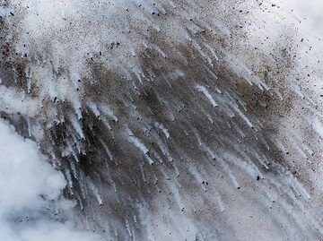 Trails of steam left behind the larger hot lava projectiles. (Photo: Tom Pfeiffer)