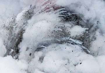 Les trajectoires paraboliques sont visibles par les traînées de vapeur. (Photo: Tom Pfeiffer)