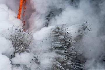 Le tuyau de lave est brièvement visible. (Photo: Tom Pfeiffer)