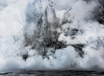 Eine mittelgroße Explosion, gesehen aus etwa 50 m Entfernung auf einem kleinen Boot. (Photo: Tom Pfeiffer)