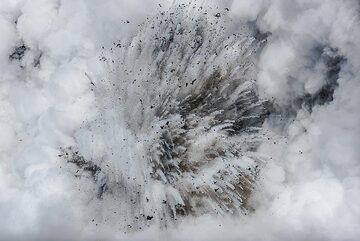 The littoral explosions in the daylight appear black and white. (Photo: Tom Pfeiffer)