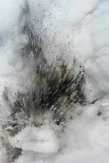 Form und Richtung der Explosionen ändern sich ständig durch das chaotische Zusammenspiel der Wellen mit dem Lavastrahl. (Photo: Tom Pfeiffer)