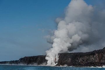 Approaching the Kamokuna Ocean entry. (Photo: Tom Pfeiffer)