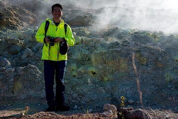 I-hui's rain jacket is usually the brightest object around. (Photo: Tom Pfeiffer)