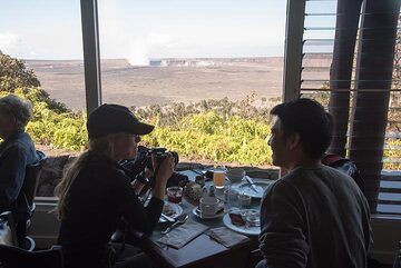 Enjoying a great breakfast (the best on Big Island we think!) in the Volcano House - also the view is unbeatable. (Photo: Tom Pfeiffer)