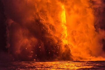 Explosion and the lava hose behind (Photo: Tom Pfeiffer)