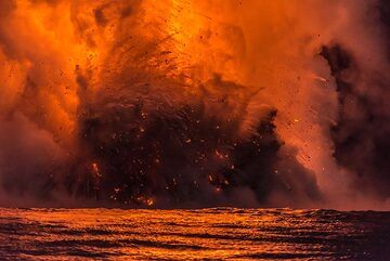 Explosion mit roten Dampfspuren hinter Lavafragmenten (Photo: Tom Pfeiffer)