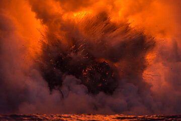 La nuit, la lueur de la lave illumine la vapeur en rouge, avec un fort reflet sur l'eau. (Photo: Tom Pfeiffer)