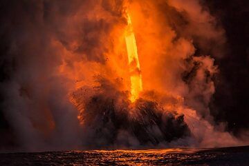 Der ins Meer eintauchende Feuerwehrschlauch reagiert mit Explosionen und erinnert manchmal an die Form eines Tornados, der Land berührt. (Photo: Tom Pfeiffer)