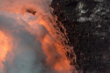 Die Klippe rund um den Lavaschlauch ist stark unterhöhlt, vermutlich weil hier aufgrund der hier ständig auftretenden heftigen Explosionen eine verstärkte Erosion stattfindet. (Photo: Tom Pfeiffer)