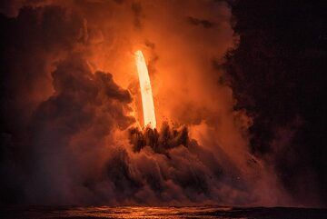Even at dawn using short exposures, the lava of the fire hose appears almost white. (Photo: Tom Pfeiffer)