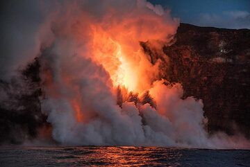 The contrast between the lava hose and the brightening sky is still far too large for a digital camera. The lava appears white. (Photo: Tom Pfeiffer)