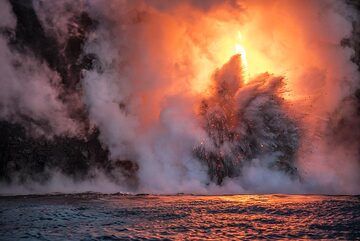 Explosion with glowing lava bombs. (Photo: Tom Pfeiffer)