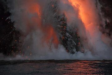 La mayoría de las veces, las explosiones son casi continuas. Las bombas de lava de la anterior siguen cayendo, mientras que otra pared de vapor en forma de lámina y fragmentos incandescentes se elevan delante de la manguera. (Photo: Tom Pfeiffer)