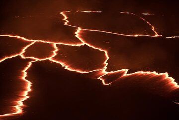 Zoom onto the "plate boundaries" on the surface of the lava lake. (Photo: Tom Pfeiffer)