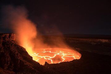 View of the Halema'uma'u crater with the lava lake from the northeastern crater rim. (Photo: Tom Pfeiffer)