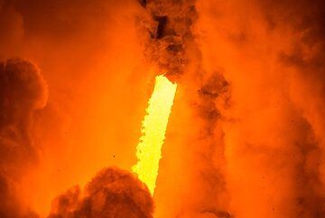 Zoom onto the mouth of the fire hose - the cut-off end of the lava tube in the upper cliff. (Photo: Tom Pfeiffer)