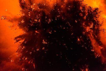 Star-shaped explosion (Photo: Tom Pfeiffer)