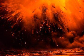Littoral explosion at the Kamokuna sea entry in March 2017, Kilauea volcano, Hawaii (Photo: Tom Pfeiffer)