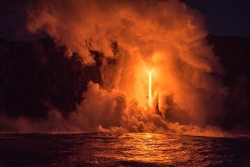 The same scene 2 days later (17 Mar) at about the same time in the early morning; the fire hose is still there, but weaker. Its intensity fluctuates considerably as we observed it during a week. (Photo: Tom Pfeiffer)