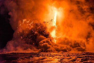 Still glowing lava fragments are thrown out of the sea. (Photo: Tom Pfeiffer)