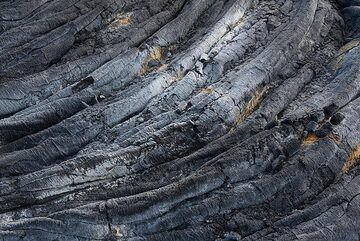 Regular lava ropes. (Photo: Tom Pfeiffer)