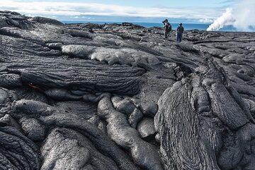 En route pour rechercher de la lave active. (Photo: Tom Pfeiffer)