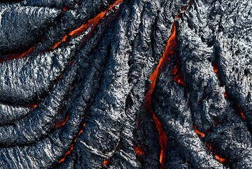 Stacheliges, seiliges Pahoehoe, das gerade abgekühlt ist. (Photo: Tom Pfeiffer)