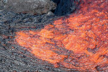 Zoomez sur la zone où commence un petit canal de lave. (Photo: Tom Pfeiffer)