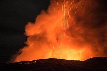 A few days after the previous images, explosions are less frequent although the fire hose is stronger. (Photo: Tom Pfeiffer)