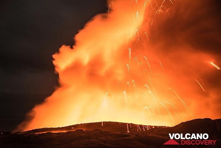 A stronger littoral explosion sends bright lava bombs to tens of meters above the cliff. In the moonless night, the glow appears yellow. (Photo: Tom Pfeiffer)