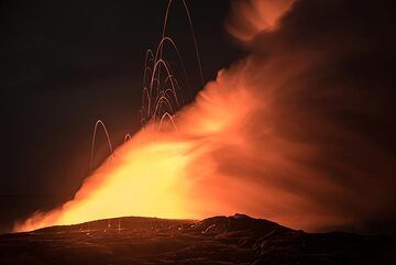 Panache de vapeur jaune et bombes de lave à haut vol. (Photo: Tom Pfeiffer)