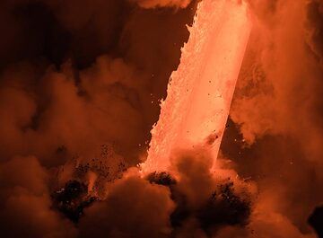 Feuerwehrschlauch taucht ins Wasser. (Photo: Tom Pfeiffer)