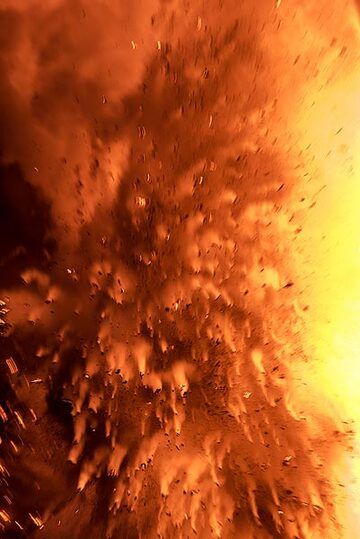 View into an explosion at night. (Photo: Tom Pfeiffer)
