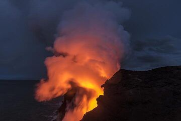 View of the Kamokuna sea entry at dawn. (Photo: Tom Pfeiffer)