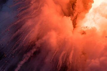 Falling bombs and the bright lava hose behind to the right. (Photo: Tom Pfeiffer)