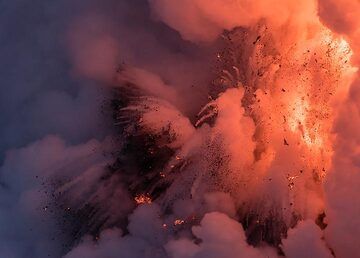 Morning explosion. (Photo: Tom Pfeiffer)