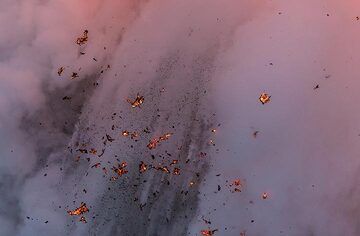 Falling lava fragments, many still glowing. (Photo: Tom Pfeiffer)