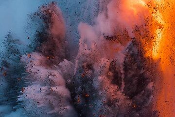 Bouquet aus mehreren kleineren Einzelstrahlen aus Lavafragmenten und Dampf. (Photo: Tom Pfeiffer)