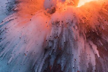A stronger eruption generates the short-lived shape of feathers of a fiery bird. (Photo: Tom Pfeiffer)