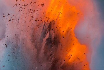 Falling lava in front of white and orange steam. (Photo: Tom Pfeiffer)