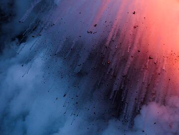 Lava bombs falling towards the sea. (Photo: Tom Pfeiffer)